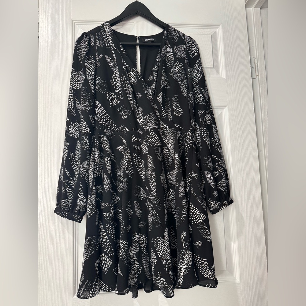 Express Black & White Feather Print Dress 🪶
